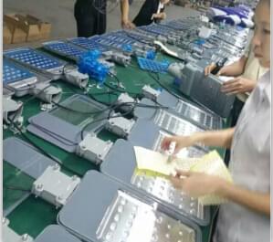 華可太陽能路燈車間為客戶加班趕貨中！